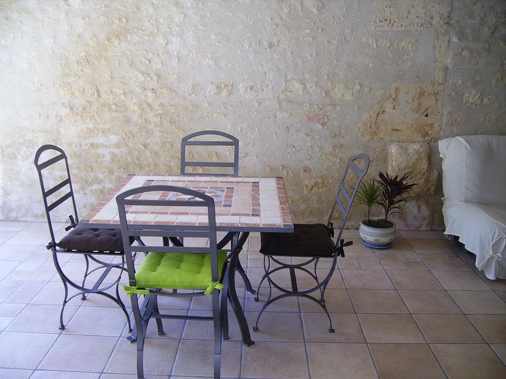 Gite Cosy, Sur Jardin, Terrasse Privee, Parking Au Calme En Rdc Gémozac Exterior foto